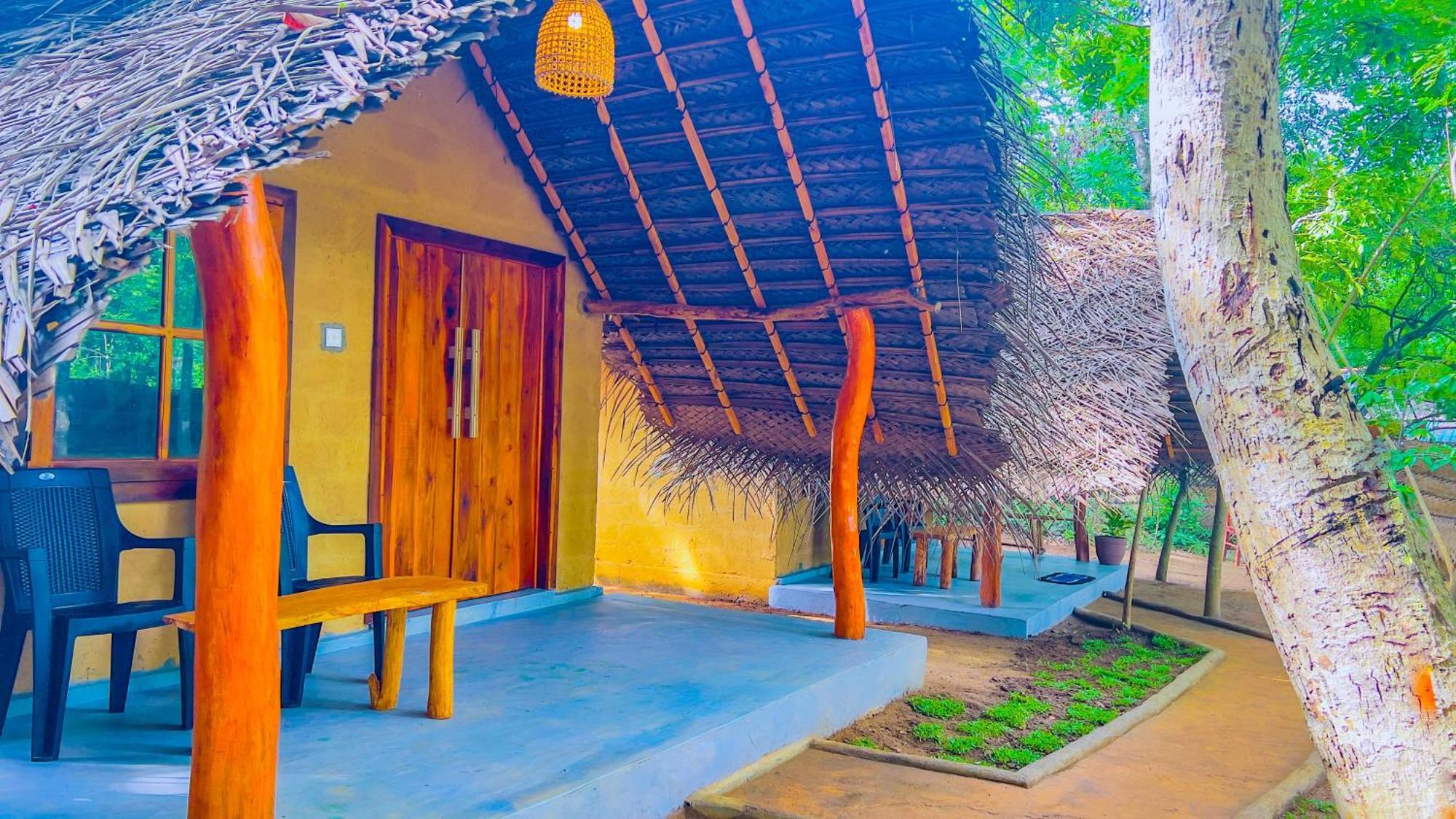 Jungle Host Hostel And Tree House Сігірія Екстер'єр фото