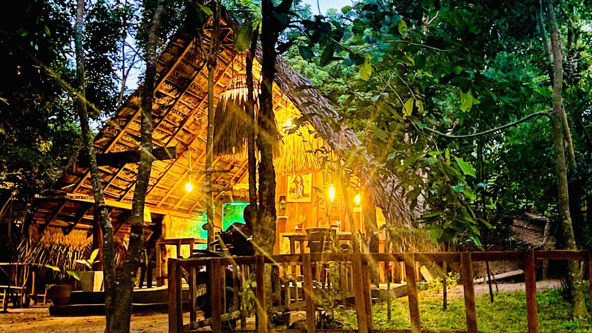 Jungle Host Hostel And Tree House Сігірія Екстер'єр фото