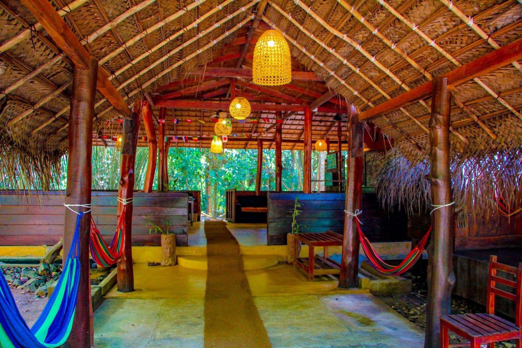Jungle Host Hostel And Tree House Сігірія Екстер'єр фото
